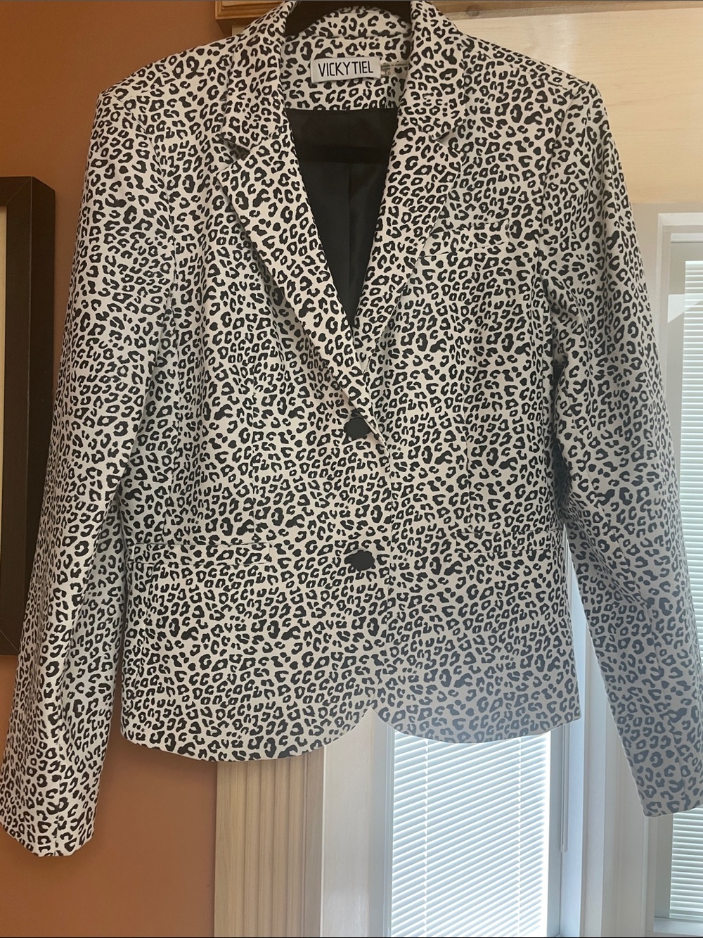 VickyTiel Black & White Leopard Print Tailored Blazer